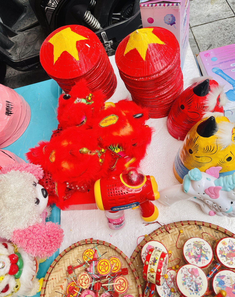 Les magasins de la rue Hàng Ma (quartier de Hoàn Kiêm, à Hanoï) sont très bien achalandés. Photo : VNA