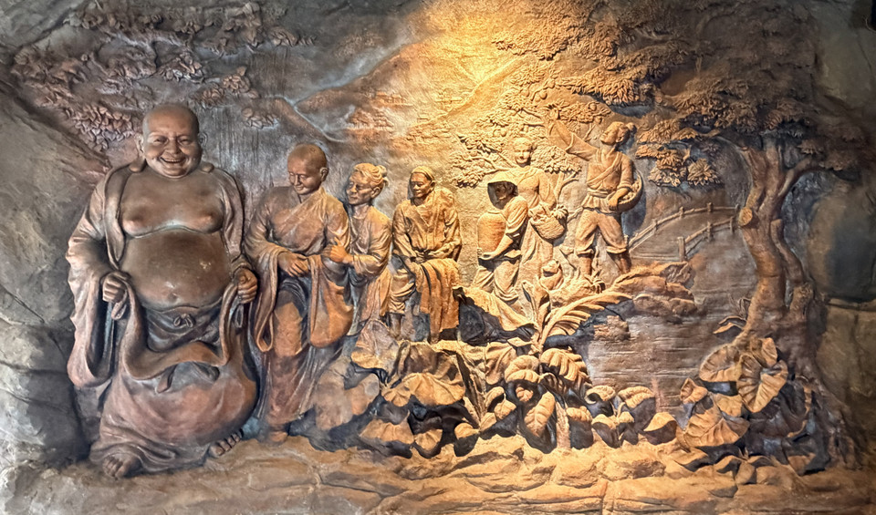 Un véritable trésor iconographique : des bas-reliefs et des sculptures vivantes retracent la vie religieuse et les croyances populaires propres aux Sept Montagnes (Bay Nui). Photo: VNA