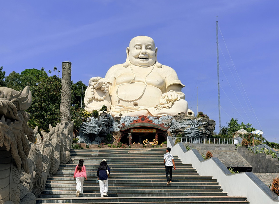 La statue du Bouddha Maitreya au sommet du mont Thien Cam Son attire chaque jour un grand nombre de touristes et de bouddhistes qui viennent s'y recueillir. Photo: VNA