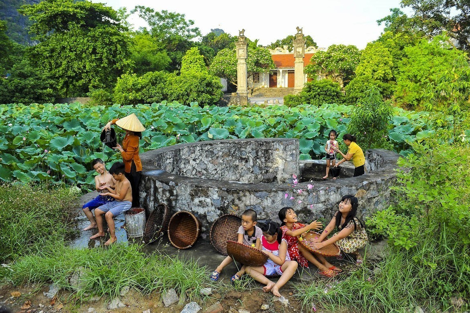 Puits dans l'ancienne capitale Hoa Lu, immortalisé par des photojournalistes, offrent une fenêtre captivante sur la beauté culturelle de la campagne vietnamienne. Photo : VNA