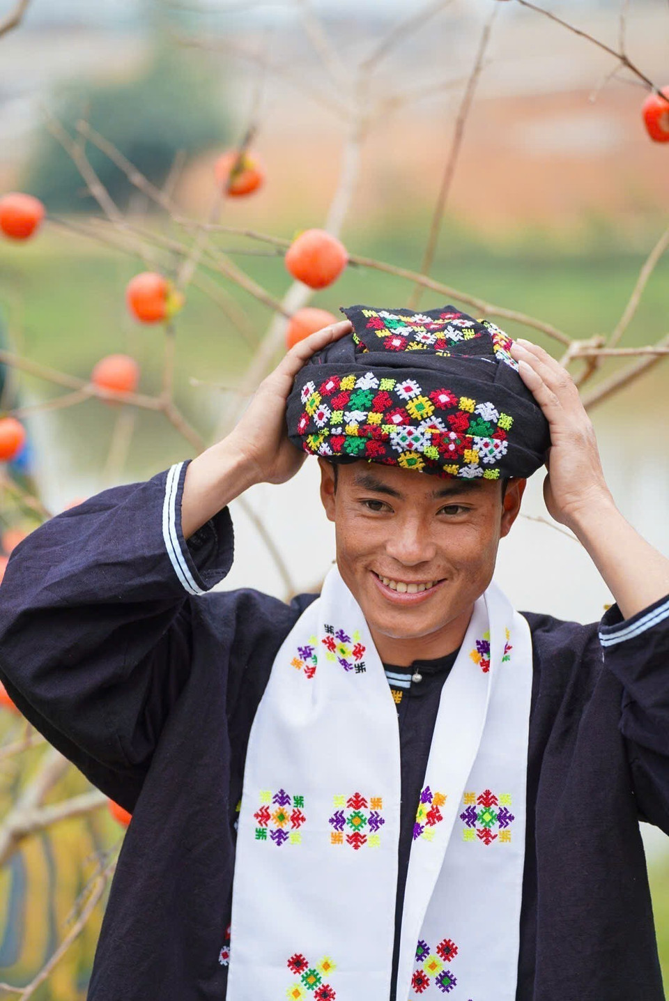 Les costumes des Dao Tien témoignent d'un savoir-faire ancestral unique, mêlant l'art de la broderie à la main et les techniques de teinture à l'indigo. Photo : VNA
