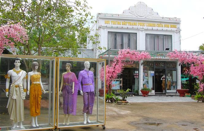 A l'intérieur de la pagode, on trouve également un espace d'exposition de costumes khmers. Photo: VNA
