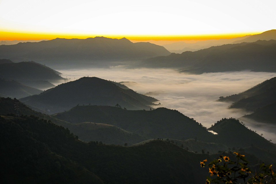 Des nuages ​​au milieu de la vallée. Photo : VNA