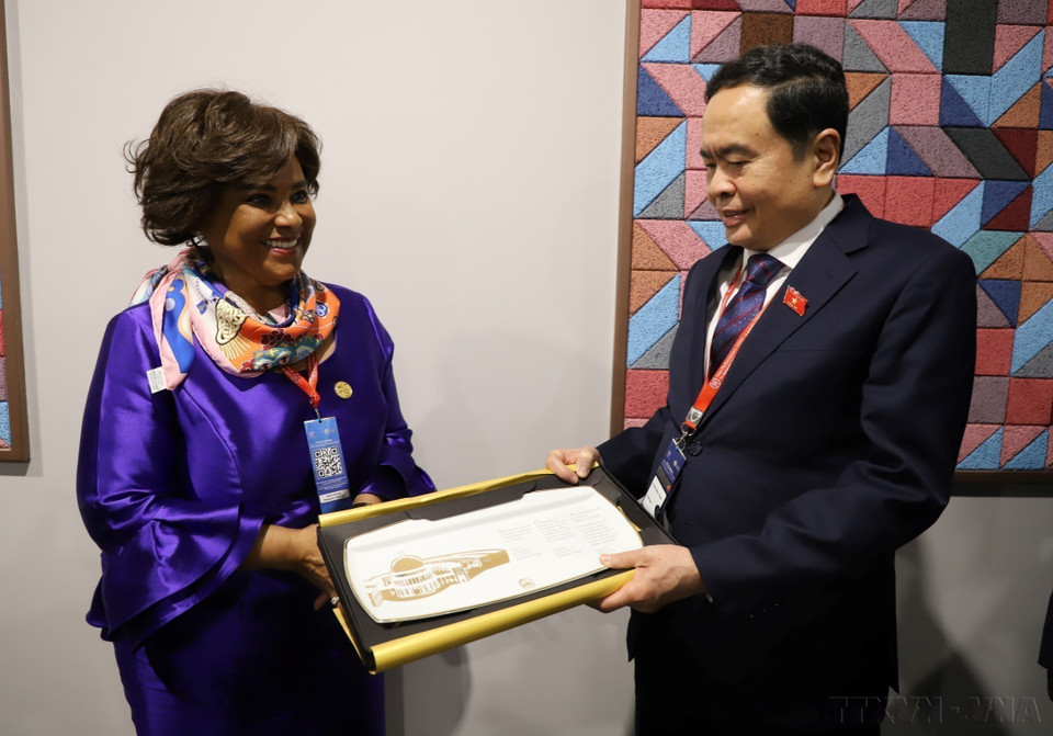 Le vice-président permanent de l’Assemblée nationale, Trân Thanh Mân (droite), rencontre la présidente de l’Assemblée nationale d'Angola, Carolina Cerqueira, en marge de la 146e Assemblée de l’UIP (Bahreïn, 13 mars 2023). Photo : VNA