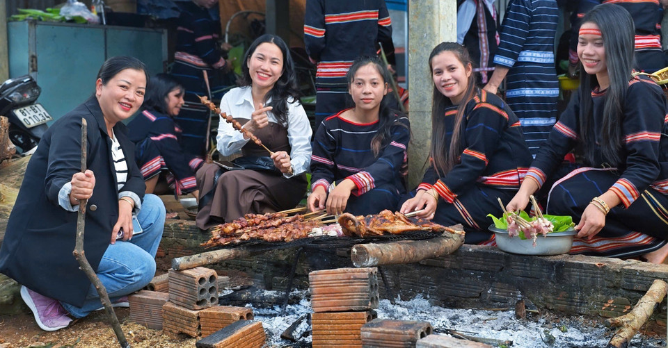 Des touristes découvrent la gastronomie locale lors de la cérémonie de fiançailles. Photo : Hong Diep/VNA