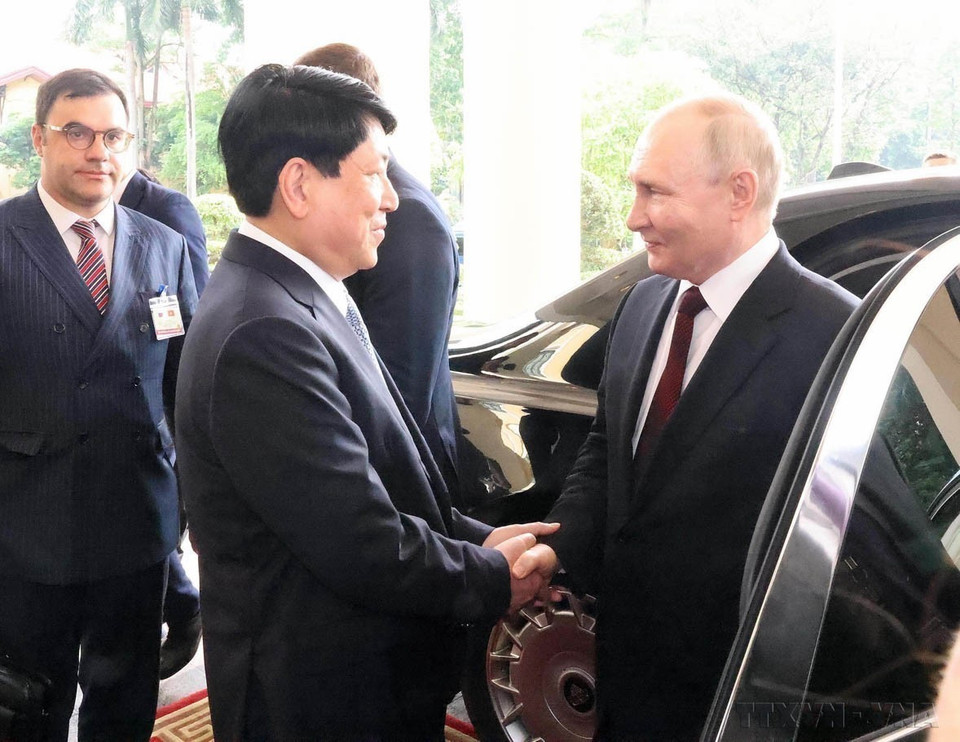 Luong Cuong, membre du Bureau politique, permanent du Secrétariat du Parti, accueille le 20 juin 2024 à Hanoï le président russe Vladimir Poutine. Photo : VNA