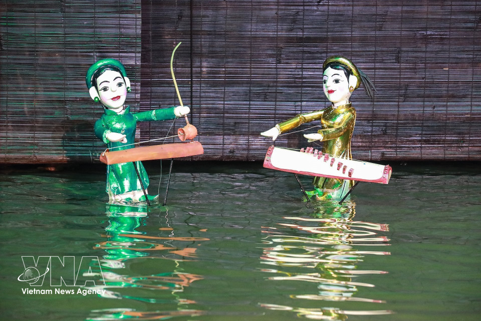 Représentation de l’art traditionnel des marionnettes sur l’eau au Théâtre des marionnettes du Vietnam. Photo : VNA