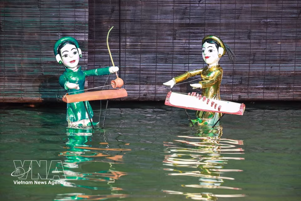 Représentation de l’art traditionnel des marionnettes sur l’eau au Théâtre des marionnettes du Vietnam. Photo : VNA