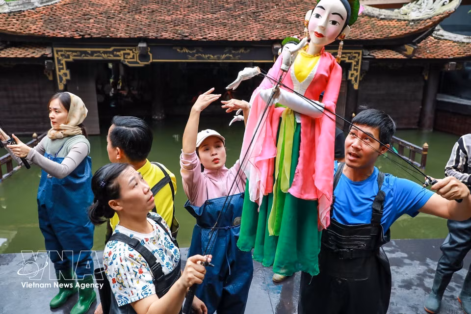 Le Théâtre des marionnettes du Vietnam poursuit ses efforts pour diffuser les valeurs culturelles nationales auprès du public vietnamien et international, contribuant ainsi à concrétiser l’esprit de la Résolution 80-NQ/TW sur le développement de la culture vietnamienne. Photo : VNA