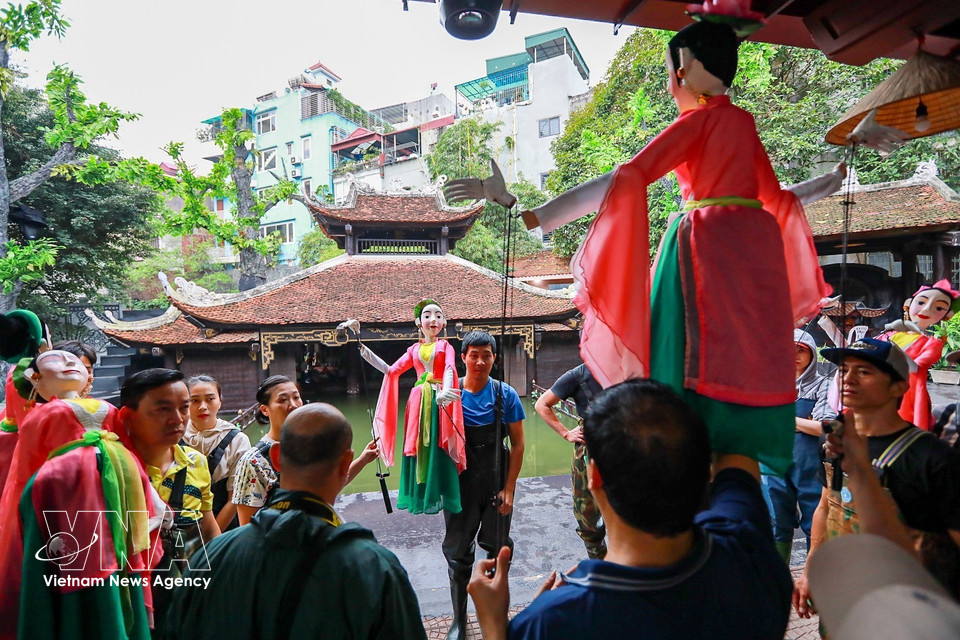 Le cap des 70 ans marque le parcours persévérant de plusieurs générations d’artistes dans la préservation et la promotion de cet art traditionnel. Photo: VNA