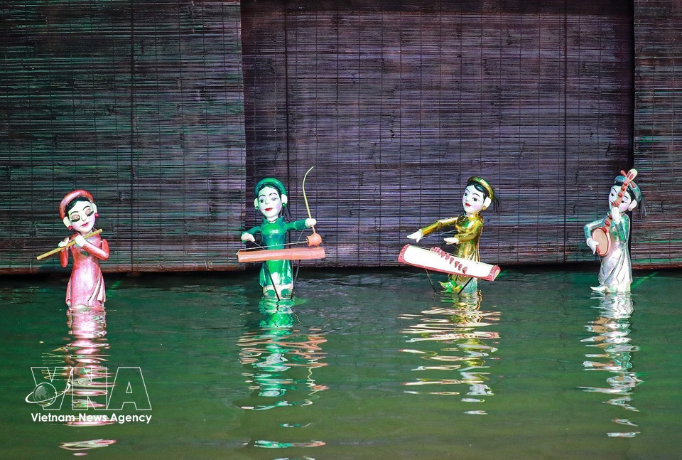 Le Théâtre des marionnettes du Vietnam a multiplié les innovations en associant marionnettes terrestres et marionnettes sur l’eau, proposant des spectacles originaux et attrayants. Photo : VNA
