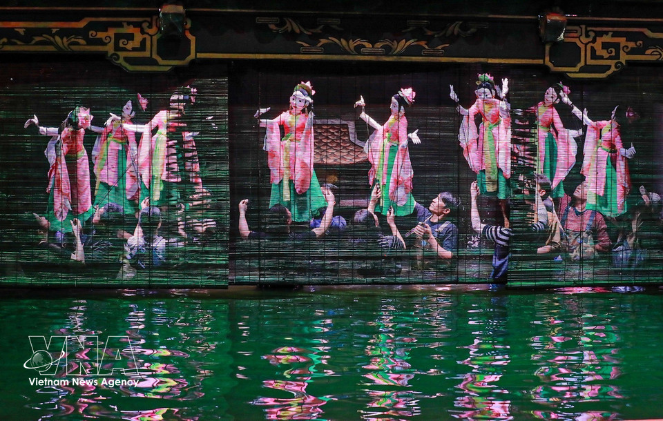 Le Théâtre des marionnettes du Vietnam a fait preuve de nombreuses innovations en combinant marionnettes terrestres et spectacles de marionnettes sur l’eau, offrant ainsi des performances artistiques remarquables. Photo : VNA