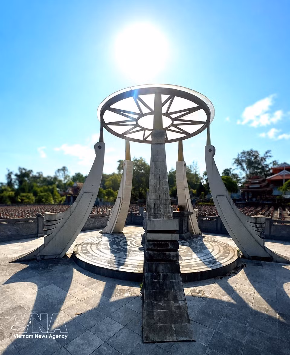 Au cœur de l’imposante chaîne de montagnes de Truong Son, le Cimetière national des martyrs de Truong Son abrite non seulement les sépultures de plus de 10 000 martyrs, mais incarne également une profonde philosophie de la reconnaissance. Son architecture est porteuse de mémoire, la nature semble partager le recueillement, tandis que la Terre nourricière accueille symboliquement, dans une ultime étreinte, les enfants de la Patrie tombés pour l’indépendance nationale.