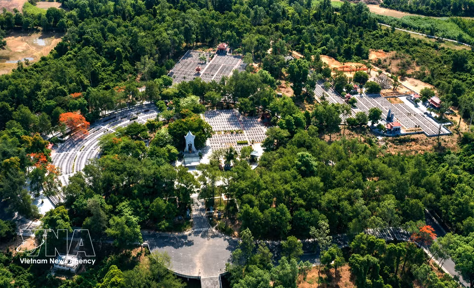 Le Cimetière national des martyrs de Truong Son s'apparente à un véritable musée à ciel ouvert dédié à la piste Hô Chi Minh et à la mémoire de ceux qui y ont combattu.