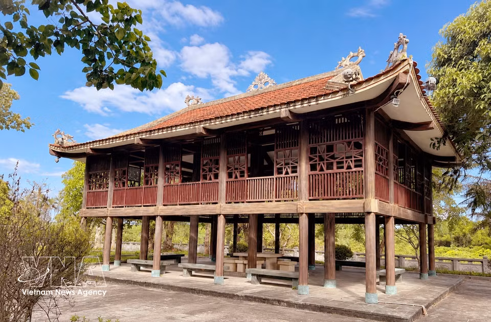 Au cœur de l'espace commémoratif se dresse une maison sur pilotis traditionnelle de la province de Hoa Binh, symbole des liens entre les différentes régions du pays et de la gratitude des Vietnamiens envers les soldats tombés sur la légendaire piste Truong Son.