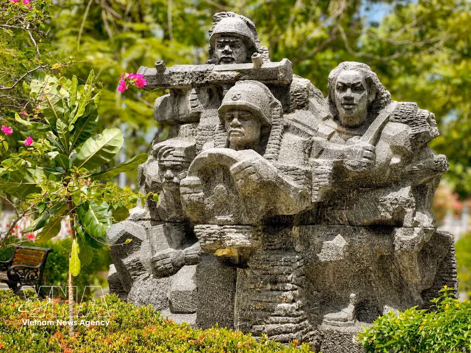 Sur un imposant bloc de pierre brute jouxtant le monument central du Cimetière national des martyrs de Truong Son, des scènes de la légendaire piste de Truong Son sont sculptées comme autant de pages d’histoire gravées dans la roche. Elles perpétuent le souvenir des années de lutte acharnée et de l’héroïsme qui ont marqué l’histoire de la nation.