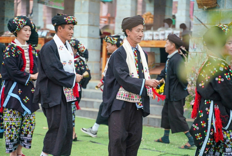 La couleur principale des vêtements des hommes Dao Tien est l'indigo. Photo : VNA