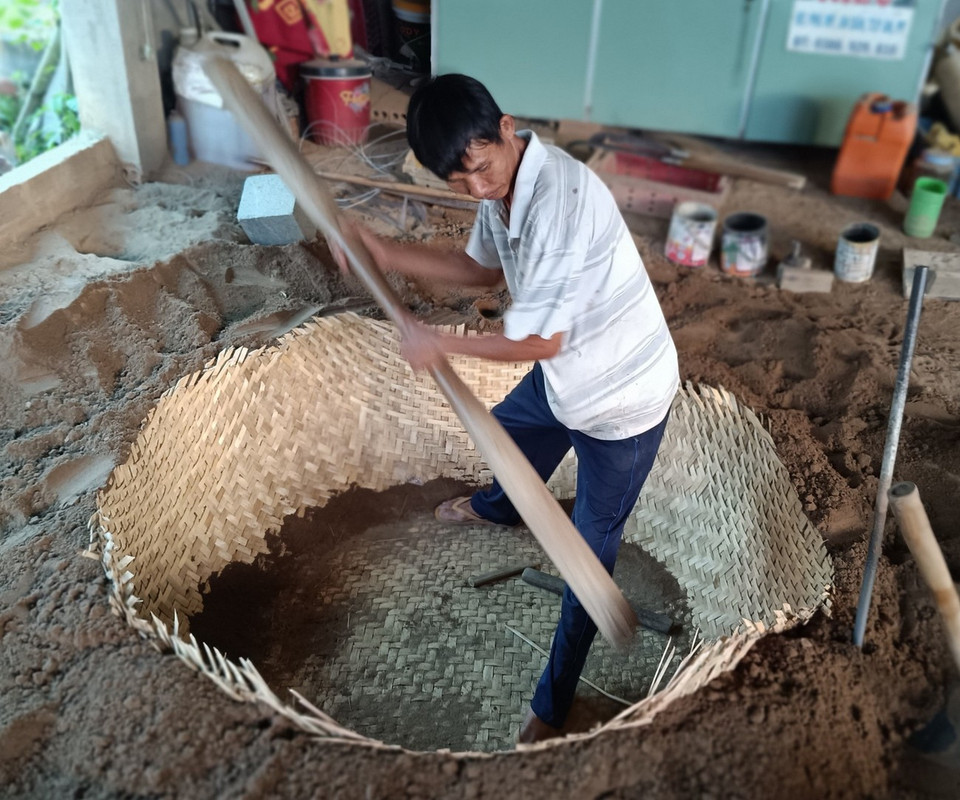 Truong Van Trung prépare les lamelles de bambou selon des méthodes artisanales. Photo: VNA