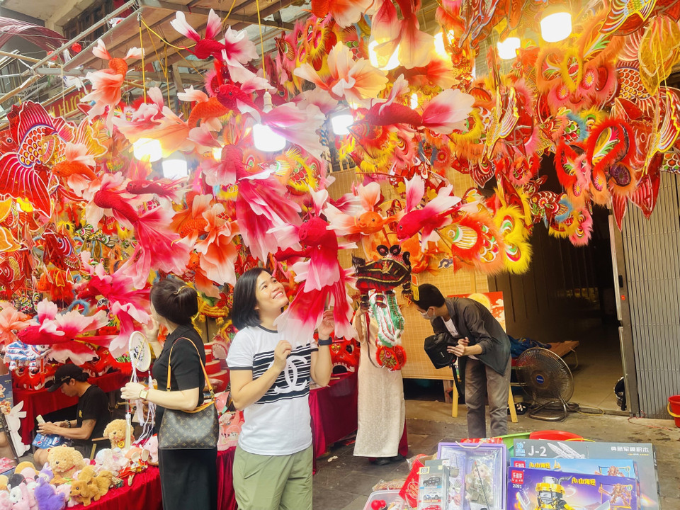 Juste avant la Fête de la mi-automne, la rue Hàng Ma devient une destination extrêmement populaire. Elle attire de nombreuses personnes, non seulement pour y acheter des décorations et des jouets, mais aussi et surtout pour y prendre des selfies et des photos souvenirs. Photo : VNA