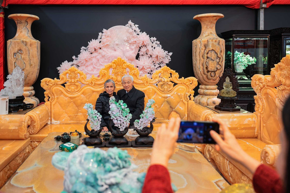 Un imposant ensemble de tables et de chaises en jade Huanglong et en jadéite, présenté à la Foire du Printemps 2026, attire de nombreux visiteurs émerveillés. Photo : VNA