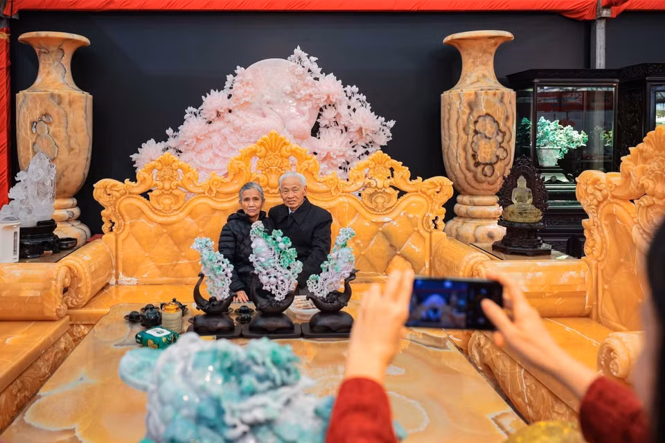 Un imposant ensemble de tables et de chaises en jade Huanglong et en jadéite, présenté à la Foire du Printemps 2026, attire de nombreux visiteurs émerveillés. Photo : VNA