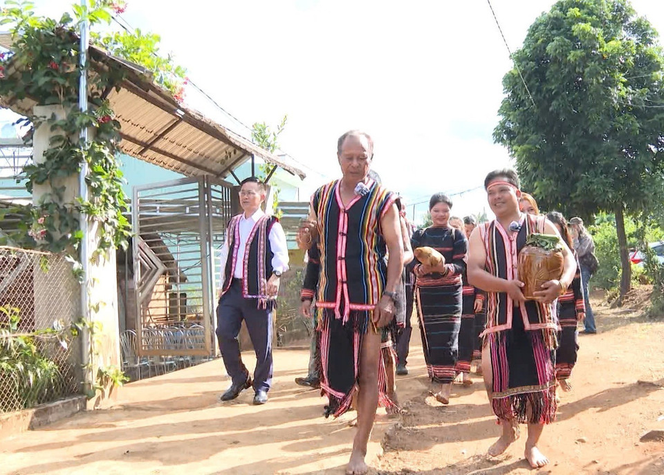 La famille du futur marié offre des présents à celle de la future mariée lors de la cérémonie de demande en mariage (fiançailles) de l’ethnie Jrai, dans la province de Gia Lai. Photo : VNA