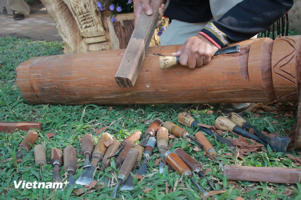 Divers outils traditionnels utilisés par les sculpteurs du Tay Nguyen dans l’art de la sculpture des statues funéraires en bois. Photo : Vietnam+
