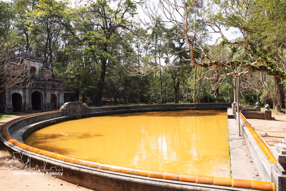 Le plan d'eau en forme de croissant situé juste derrière l'entrée principale de la pagode Tu Hieu.