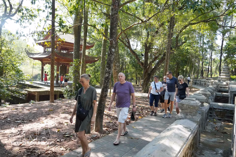 Des touristes internationaux visitent la pagode Tu Hieu.