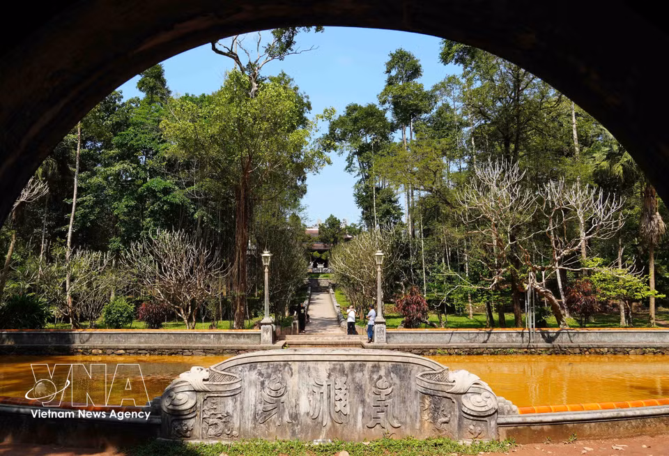 Le chemin menant au hall principal de la pagode Tu Hieu, vu depuis l'entrée principale.