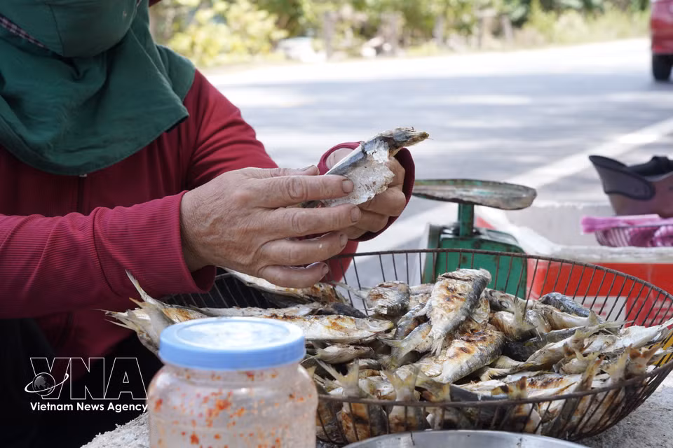 Au-delà de sa dimension culinaire, la grillade de hareng contribue à créer des emplois et des revenus pour les familles côtières, tout en participant à la valorisation et à la promotion des spécialités locales de Quang Tri.