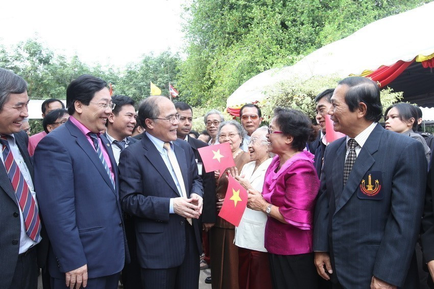 Le président de l'Assemblée nationale, Nguyen Sinh Hung (3e à gauche), rencontre des Vietnamiens en Thaïlande au site commémoratif de Hô Chi Minh dans la province thaïlandaise d'Udon Thani, le 4 décembre 2012. Photo : VNA