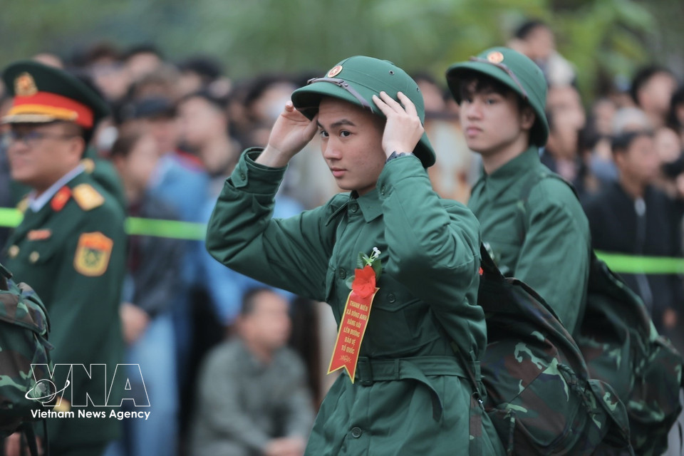 Des jeunes participent à la cérémonie d’incorporation 2026 au point d’incorporation n° 6 du Commandement de la 4e Région militaire, à Gia Lam (Hanoï). Photo : VNA