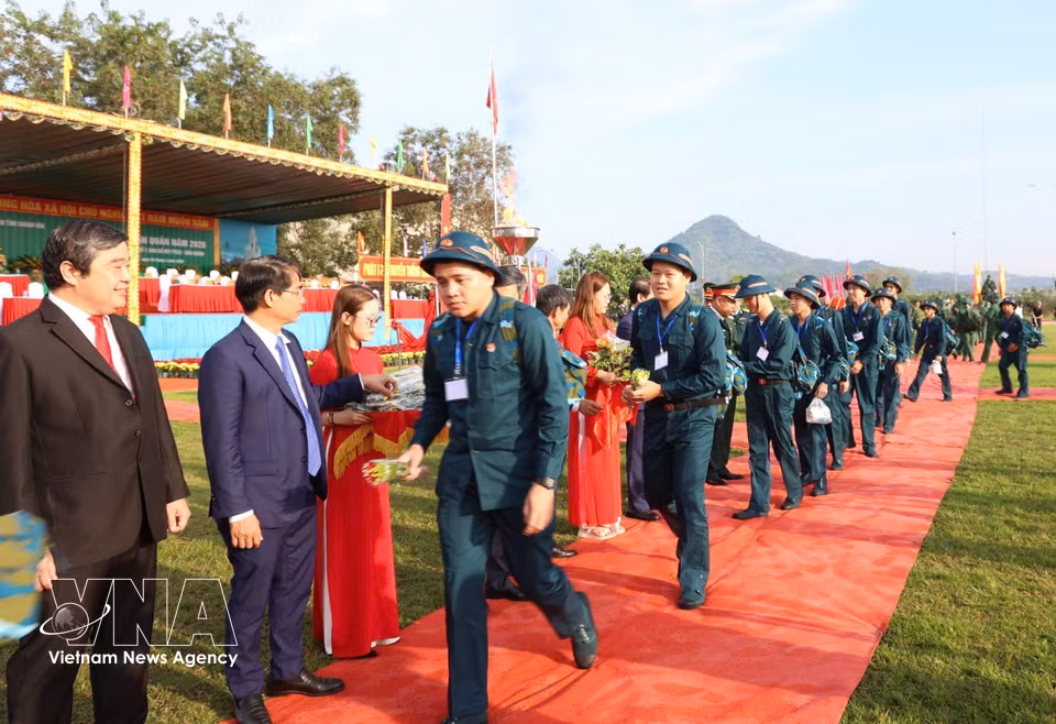 Des jeunes de Khanh Hoa lors de la cérémonie d’incorporation 2026. Photo : VNA