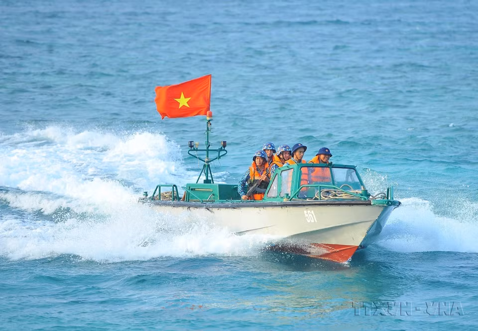 Des soldats de la marine patrouillent en mer autour de l’île de Phan Vinh B. Photo : VNA