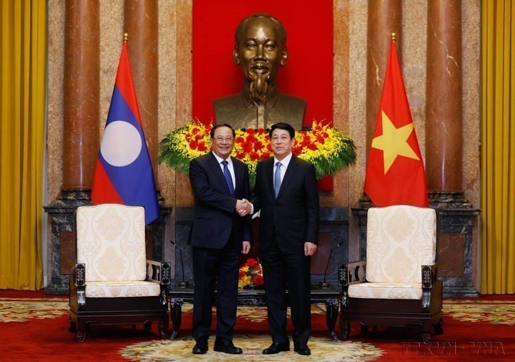 Le président Luong Cuong (droite) reçoit le Premier ministre lao Sonexay Siphandone au Vietnam pour assister au 4e Sommet du Partenariat pour la croissance verte et les objectifs mondiaux 2030 (P4G), le 17 avril 2025 à Hanoï. Photo : VNA