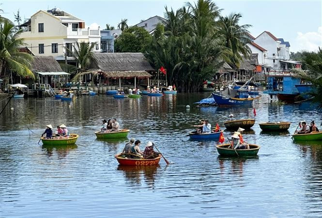 En neuf mois, Da Nang (Centre) a dénombré plus de 14,4 millions de visiteurs (+22 %), dont 5,8 millions d’étrangers (+31 %). Sur la photo: Des touristes étrangers font l’expérience d’une balade en coracle dans le village touristique de Câm Thanh, quartier de Hôi An Dông, ville de Da Nang. Photo: VNA