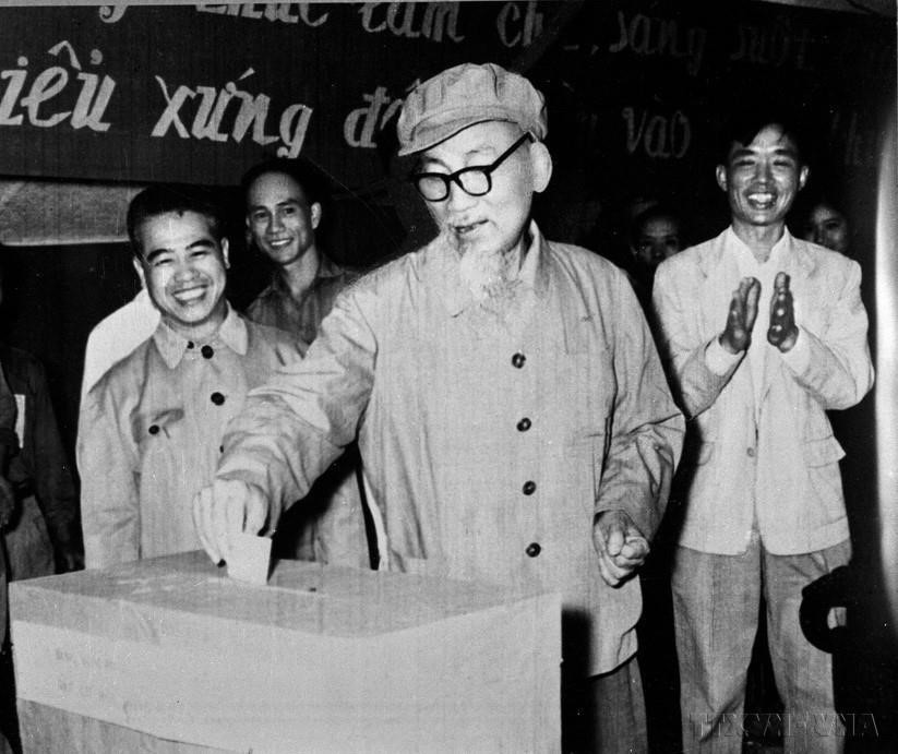 Le journaliste Dinh Chương de la VNA (debout derrière) accompagna le Président Hô Chi Minh pour couvrir les élections des conseils populaires à tous les niveaux (avril 1969).