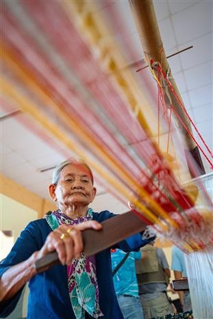 Pour créer de beaux produits, les artisans qualifiés doivent faire preuve de concentration et de persévérance. Photo : VNA