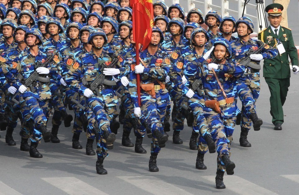 Les troupes de la Marine de débarquement défilent lors de la cérémonie du 70e anniversaire de la Révolution d’août et de la Fête nationale (2 septembre 2015). Photo : VNA