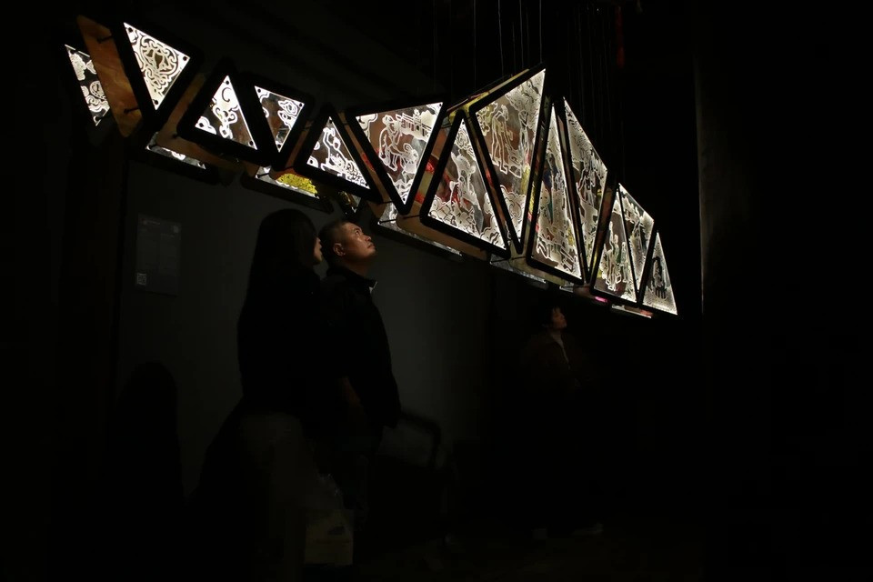 L'image la plus reconnaissable est ce pont Long Bien, reflet de la beauté et de la valeur de l'artisanat traditionnel, de la culture et de l'histoire de l'ancien Thang Long. Photo : VNA