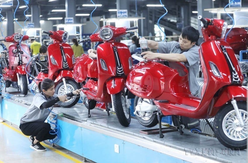 Grâce à la mise en œuvre de la politique de Renouveau, le Vietnam, autrefois pays pauvre aux infrastructures socio-économiques arriérées, est devenu un pays en développement à revenu intermédiaire, profondément intégré à l'économie régionale et mondiale. Sur la photo : chaîne d’assemblage des scooters électriques Roma Life à la sarl Viet Nhat. Photo : VNA