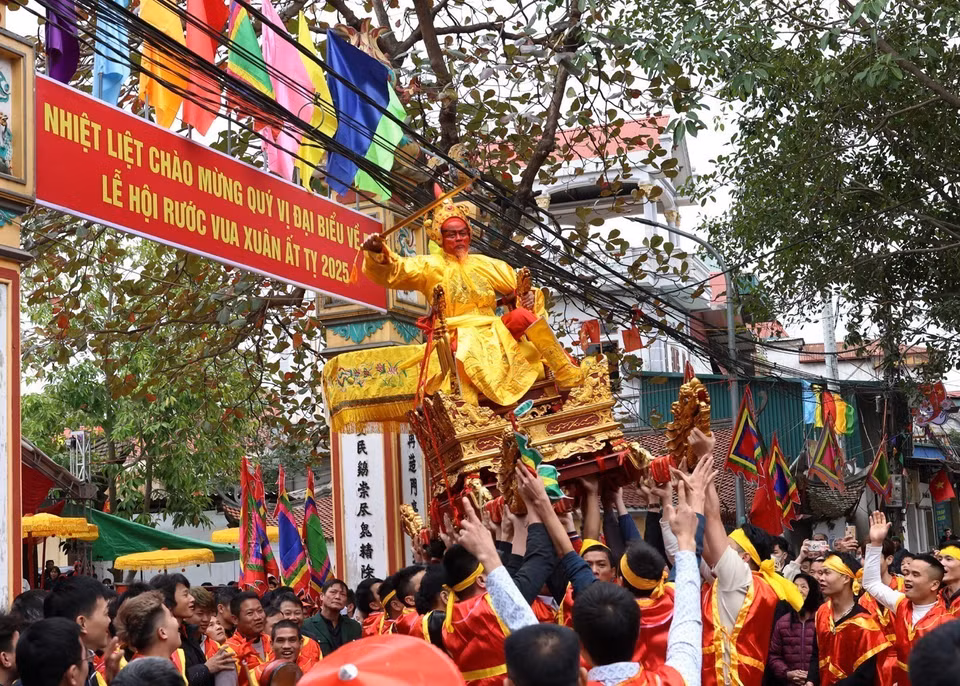 La procession du « Seigneur » vers la maison communale du village. Photo: VNA