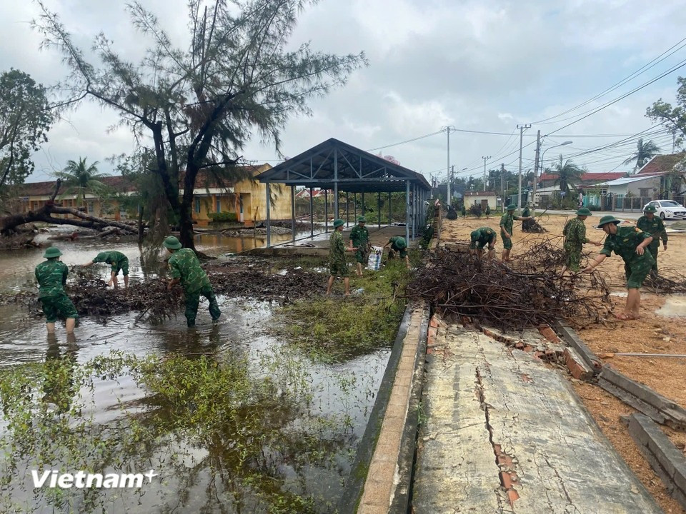 Le 24 novembre, les gardes-frontières de Dak Lak mobilisés pour venir en aide aux sinistrés pour aider les habitants à surmonter les conséquences des pluies et des crues et rétablir rapidement leur vie quotidienne. Photo : Vietnam+