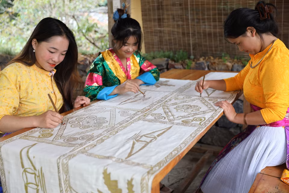 Des femmes des Lô Lô noirs brodent minutieusement du brocart, préservant ainsi l'essence de l'artisanat traditionnel et créant des produits pour les touristes. Photo : VNA