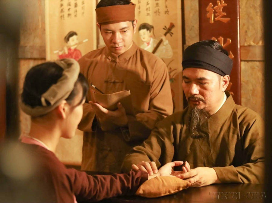 Consultation médicale gratuite et bilan de santé utilisant des méthodes de médecine traditionnelle dans le cadre d'une série d'activités visant à promouvoir l'image de la rue artisanale de Lan Ong, en faire une destination incontournable pour tous ceux qui s'intéressent à la culture vietnamienne, à la médecine traditionnelle et au bien-être. Photo : VNA
