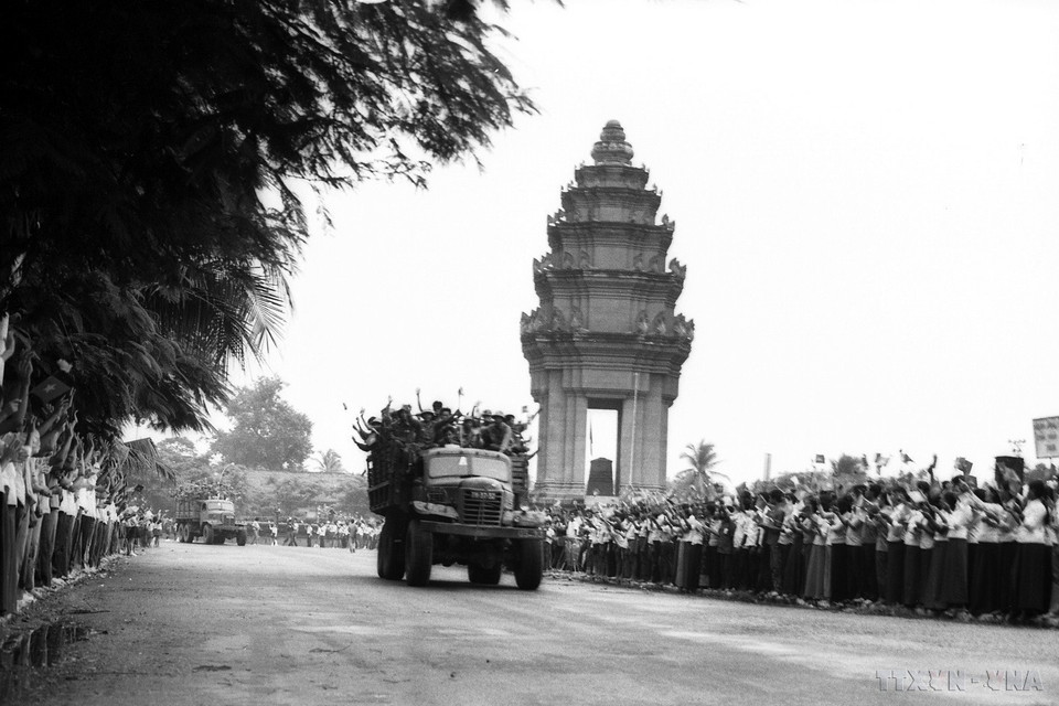 En juin 1984, des dizaines de milliers de personnes se massent dans les rues de Phnom Penh pour un adieu grandiose aux soldats volontaires vietnamiens qui quittent le pays après l’accomplissement de leur mission internationale. Photo : VNA