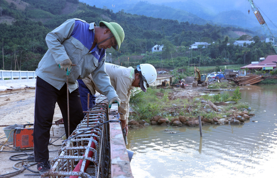 Ouvriers s'affairant à la construction du garde-corps du pont An Luong, dans la commune de Mo Vang, province de Lao Cai. Photo: VNA
