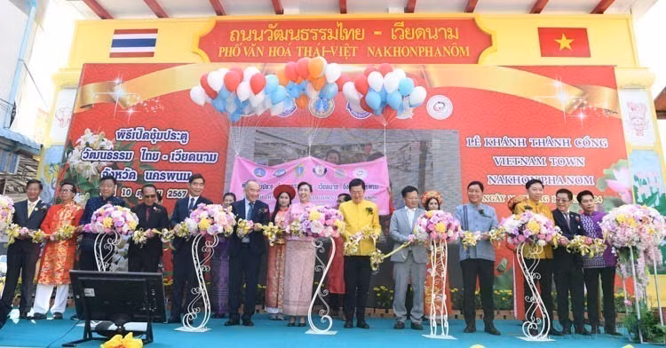 Cérémonie d'inauguration de la porte de la Rue culturelle Thaïlande-Vietnam située sur la rue Nittayo, province thaïlandaise de Nakhon Phanom, le 10 octobre 2024. Photo : VNA