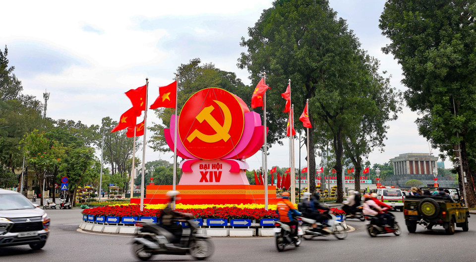 Les symboles du marteau et de la faucille, le drapeau du Parti et le drapeau national ornent les abords du Mausolée du Président Hô Chi Minh. Photo : VNA